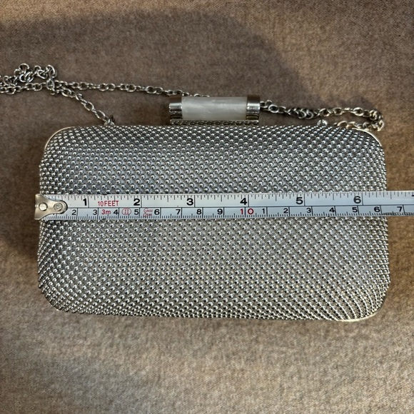 JESSICA MCCLINTOCK Elegant Silver Beaded Crossbody Clutch Bag with Chain Strap - Picture 3 of 8
